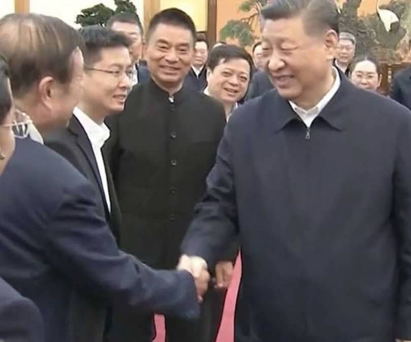 总书记与他们一一握手