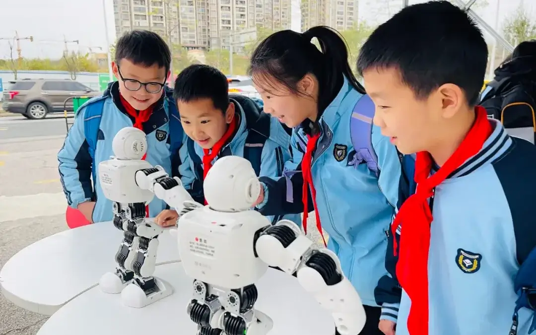 【希望风采 以阅凝心】AI伴读，阅见未来——南宁市五象新区第二实验小学国旗下的思政课精彩回顾