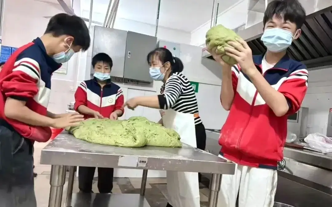 【希望风采 以食强体】广西三月三与清明碰撞，贺州市平桂区鹅塘镇塘面小学 “希望厨房” 奏响文化传承新乐章