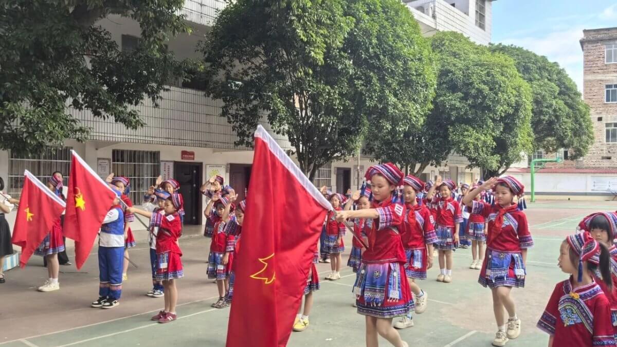 【希望风采 以践养德】“强国复兴有我 争当新时代好少年”——贺州市盘谷安居希望小学举行2025年少先队建队日暨新队员入队仪式