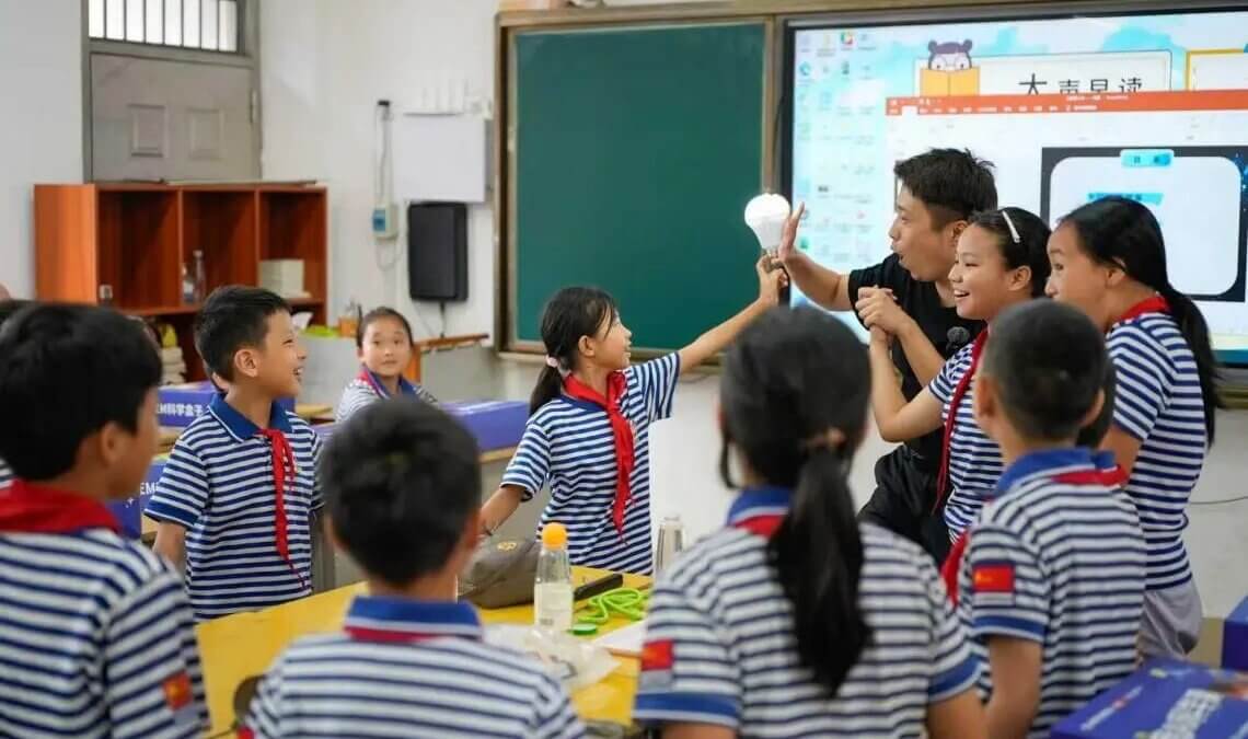 “我AI科学课•希望工程乡村教育赋能项目”在革命老区百色启动