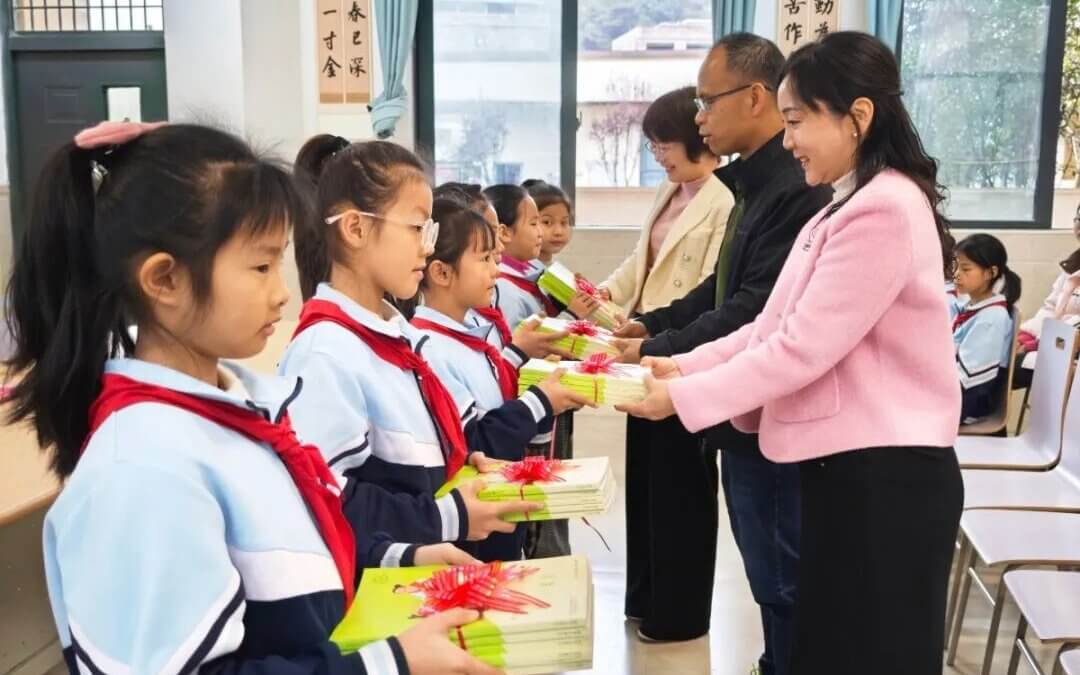 【希望风采 以阅凝心】贺州市八步区双校结对牵手，“希望阅读”点亮书香之光