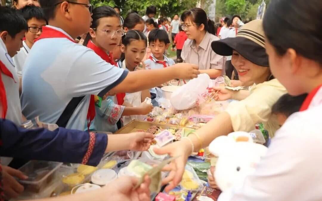 【希望风采 以践养德】 | 石榴籽心连心·爱心集市暖希望——2026年防城港市红领巾壮苗行动主题公益活动圆满举行
